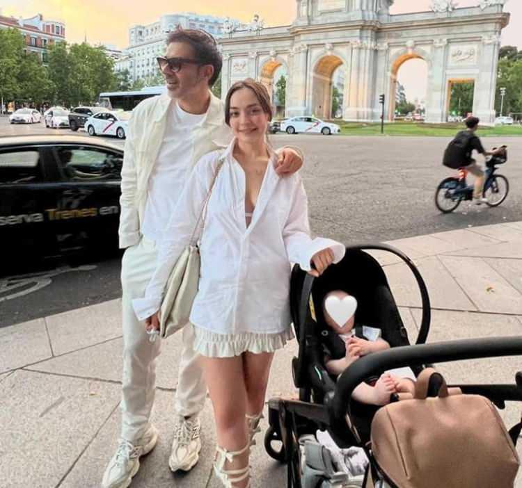 <p><strong>2- Cansel El&ccedil;in ve Zeynep Tuğ&ccedil;e Bayat</strong></p>

<p>&nbsp;</p>

<p>El&ccedil;in &ccedil;ifti, <strong>31 Ocak 2025</strong> tarihinde doğan oğullarına <strong>Atlas</strong> adını verdi.</p>
