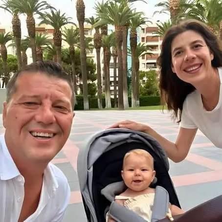 <p><strong>3- İlker Aksum ve Dilay Ekmek&ccedil;ioğlu</strong></p>

<p>&nbsp;</p>

<p>Aksum ve Ekmek&ccedil;ioğlu &ccedil;ifti, <strong>3 Şubat 2025'</strong>te kızları <strong>Lila</strong>''ı d&uuml;nyaya getirdi.</p>
