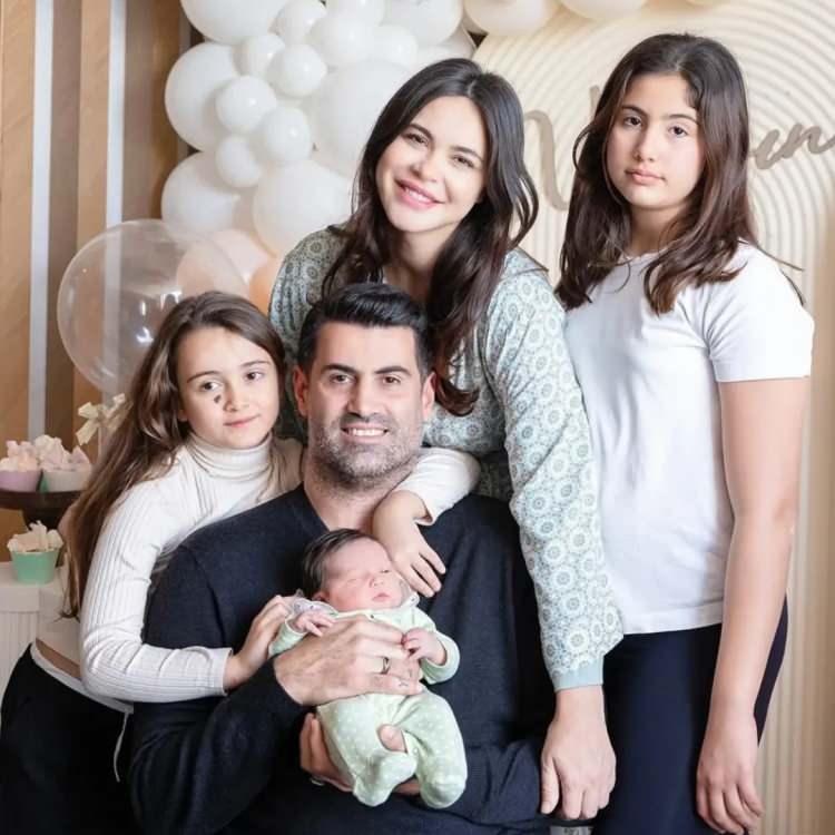 <p><strong>4-&nbsp;Zeynep ve Volkan Demirel</strong></p>

<p>&nbsp;</p>

<p>Demirel &ccedil;ifti, <strong>23 Şubat 2025</strong> tarihinde kızları <strong>Yasmin'</strong>i d&uuml;nyaya getirdi.</p>
