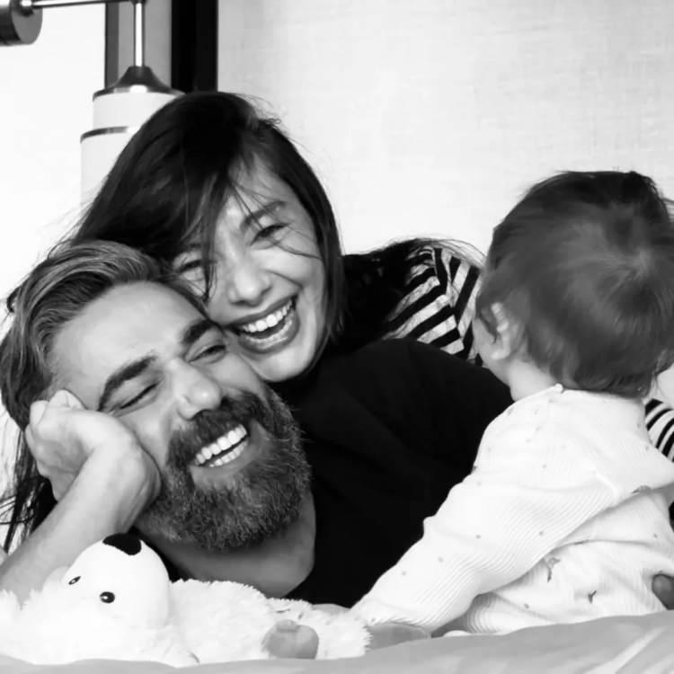 <p><strong>5-&nbsp;Neslihan Atag&uuml;l ve Kadir Doğulu</strong></p>

<p>&nbsp;</p>

<p>Atag&uuml;l ve Doğulu &ccedil;ifti, <strong>6 Mart 2025</strong> tarihinde oğulları <strong>Aziz'</strong>i kucakladı.</p>
