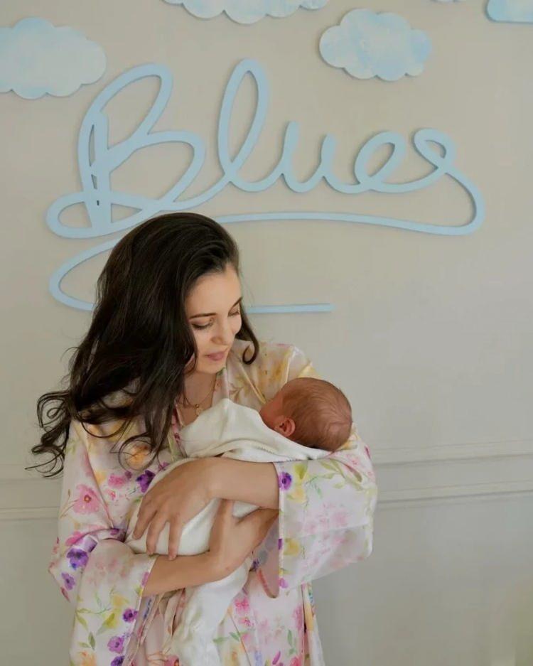 <p><strong>7- Karsu D&ouml;nmez ve Mike Schrama</strong></p>

<p>&nbsp;</p>

<p>D&ouml;nmez ve Schrama &ccedil;ifti, <strong>11 Nisan 2025'</strong>te bebekleri <strong>Blues'</strong>u kucaklarına aldı.</p>
