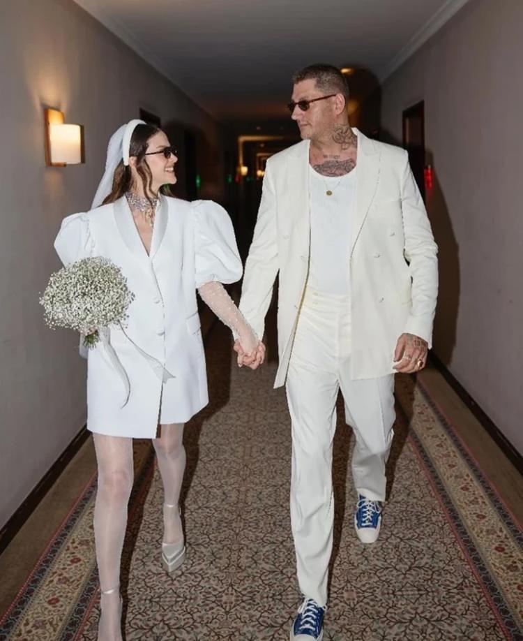 <p><strong>11- İrem Helvacıoğlu</strong> <strong>ve</strong> <strong>Ural Kaspar</strong></p>

<p>&nbsp;</p>

<p>Helvacıoğlu ve Kaspar &ccedil;ifti, <strong>15 Ekim 2025'</strong>te bebekleri <strong>Sora'</strong>yı kucaklarına aldı.</p>
