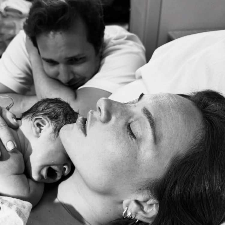 <p><strong>13- Başak G&uuml;m&uuml;lcinelioğlu</strong> <strong>ve</strong> <strong>&Ccedil;ağrı &Ccedil;ıtanak</strong></p>

<p>&nbsp;</p>

<p>G&uuml;m&uuml;lcinelioğlu ve &Ccedil;ıtanak &ccedil;ifti, <strong>4 Kasım 2025</strong> tarihinde oğulları <strong>Devin'</strong>i d&uuml;nyaya getirdi.</p>
