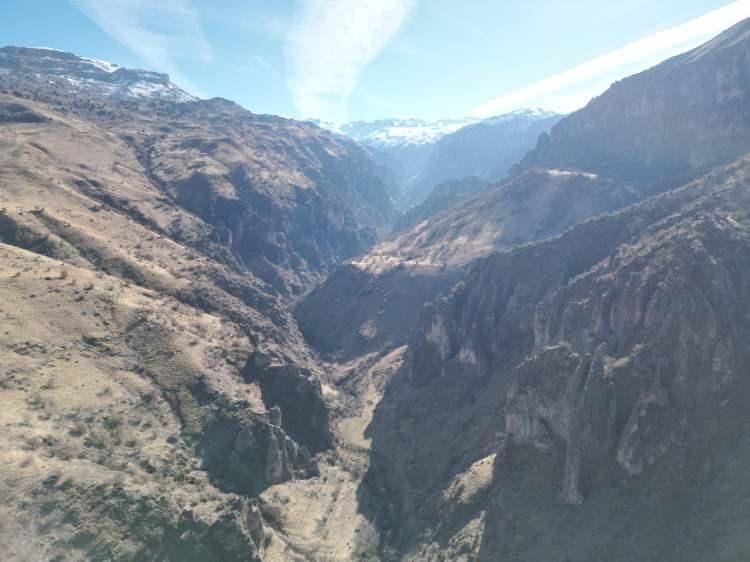 <p>Doğa tutkunlarının uğrak yerleri olmaya başlayan bölgelerde peri bacalarını andıran alanlar keşfedildi.</p>
