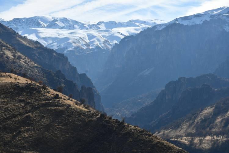 <p>İlçeye 40 kilometre uzaklıkta bulunan Ayrım köyündeki Bestler Dereler ve Kör Kandil bölgesindeki dağların yamacındaki doğal oluşumlu peri bacaları tarzı oluşumlar görenleri hayrete düşürdü.</p>

<p> </p>
