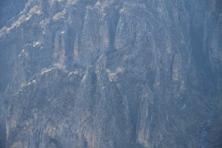 <p>Dron ile çekilen bölgede peri bacalarını andıran dağlık alan, kanyonlar, ormanlık alan ve tarihi yapılar görünüyor. </p>
