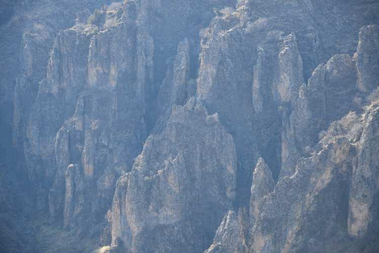 <p>Basın mensupları, "İl&ccedil;emize bağlı Ayrım k&ouml;y&uuml;nde haber &ccedil;alışması i&ccedil;in gitmiştik. Burada doğal oluşumlu peri bacalarını g&ouml;rd&uuml;m, dev kanyon ve ormanlık alanların birleştiği muhteşem bir yerdi.</p>
