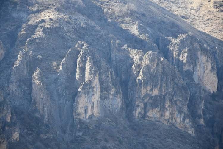 <p>Şırnak'ın Beytüşşebap ilçesine bağlı Ayrım köyünde bulunan 'peri bacaları' görünümlü dağlar, ilk defa kameralara yansıdı. </p>

<p> </p>
