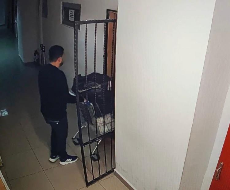 <p>Türkiye günlerdir, İstanbul Büyükçekmece'deki milyonlarca liralık adli emanet soygununu konuşuyor. </p>

<p> </p>

<p>Adli emanette çalışan katibin kilolarca gümüş ve altını alıp ailesiyle İngiltere'ye kaçmasının ardından olay patlak verdi. </p>
