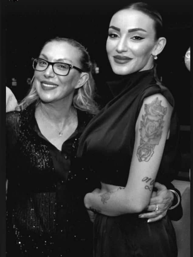 <p>Arabesk müziğinin güçlü seslerinden <strong>Güllü</strong>, <strong>Yalova'</strong>nın <strong>Çınarcık</strong> ilçesindeki evinin 6. katındaki teras camından düşerek hayatını kaybetmişti.</p>
