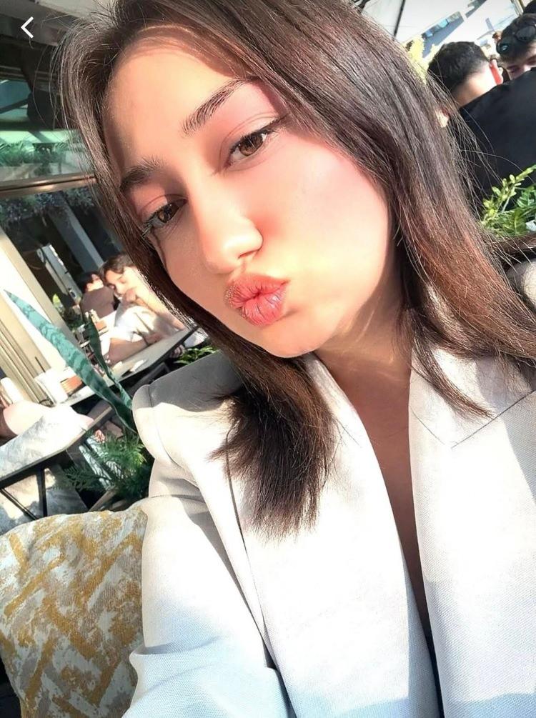 <p><strong>Sultan Nur Ulu</strong>, savcılıktaki ifadesinde, <span style="color:#800080"><em><strong>"Biz oynadıktan sonra G&uuml;l Anne y&uuml;z&uuml; cama d&ouml;n&uuml;k haldeydi. O esnada dizlerinin az yukarı kısmından Tuğyan sarılarak G&uuml;l Anne'yi itti ve b&ouml;ylelikle dengesini kaybedip d&uuml;şt&uuml;. Ben şok oldum. Sonrasında Tuğyan bana, 'koş'&nbsp;dedi"</strong></em></span> diyerek, <strong>G&uuml;ll&uuml;'</strong>n&uuml;n kızı tarafından camdan atıldığını itiraf etti.</p>
