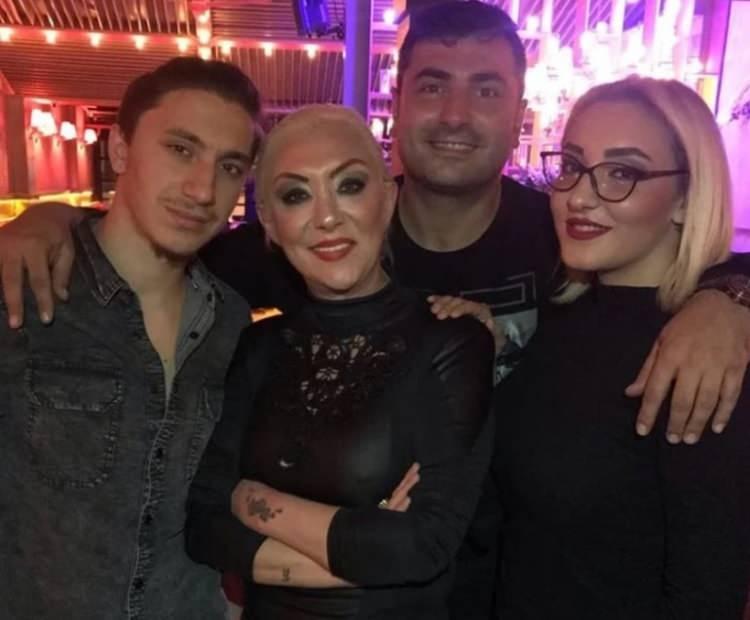 <p><span style="color:rgb(178, 34, 34)"><strong>"BU BİR CİNAYET"</strong></span></p>

<p>&nbsp;</p>

<p>G&uuml;ll&uuml;&rsquo;n&uuml;n patronu Ferdi Aydın,&nbsp;<em><strong>&ldquo;Bu bir cinayet. Hislerim yanıltamadı beni.</strong></em></p>

<p>G&ouml;zaltı sonrası a&ccedil;ıklama yapan Aydın<strong><em>, "Deliydik biz ne oldu? Size bu saatten sonra yağmurlu havada yemek yok. Hepinizi s&uuml;r&uuml;m s&uuml;r&uuml;m s&uuml;r&uuml;nd&uuml;receğim."</em></strong> ifadelerini kullandı.</p>

<p>&nbsp;</p>

<p>Bir paylaşım daha yapan Ferdi Aydın, <em><strong>"G&uuml;ll&uuml; ablanın toprağı kurumadan su&ccedil;lular yakalandı. Allah hepinizden razı olsun. Kanımız yerde kalmadı"</strong></em> dedi.</p>

<p>&nbsp;</p>
