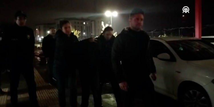 <p><span style="color:#B22222"><strong>AVUKATINDAN A&Ccedil;IKLAMA</strong></span></p>

<p>Yalova&rsquo;da 6&rsquo;ncı kattaki evinin penceresinden d&uuml;şen şarkıcı G&uuml;ll&uuml;&rsquo;n&uuml;n &ouml;l&uuml;m&uuml;ne ilişkin y&uuml;r&uuml;t&uuml;len soruşturma kapsamında &lsquo;kasten &ouml;ld&uuml;rme&rsquo; ş&uuml;phesiyle g&ouml;zaltına alınan ve emniyetteki sorguları devam eden, sanat&ccedil;ının kızı Tuğyan &Uuml;lkem G&uuml;lter ile arkadaşı Sultan Nur Ulu&rsquo;nun avukatları gazetecilerin sorularını yanıtladı.&nbsp;</p>
