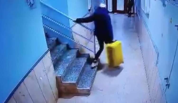 <p><span style="color:#B22222"><strong>'KA&Ccedil;MA Ş&Uuml;PHESİ YOKTUR'</strong></span></p>

<p>M&uuml;vekkillerin ka&ccedil;ma ş&uuml;phesi olmadığını belirten Avukat Rahmi &Ccedil;elik ise "<strong><em>M&uuml;vekkilimin net bir şekilde ka&ccedil;ma ş&uuml;phesi yoktur. Bu hususu &ouml;zellikle belirtmek istiyoruz. M&uuml;vekkilimin barınacak yeri olmadığından, ge&ccedil;ici s&uuml;reliğine arkadaşının evine gitmiştir, konu bundan ibarettir"</em></strong> dedi.</p>
