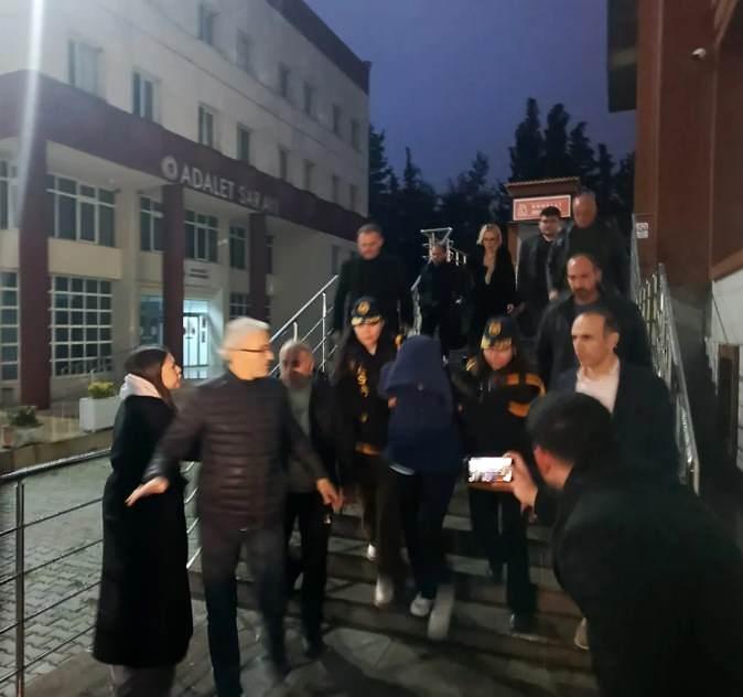 <p>Soruşturma kapsamında g&ouml;zaltına alınan Sultan Nur Ulu'nun ifadesinde <strong>"Biz oynadıktan sonra G&uuml;l Anne y&uuml;z&uuml;n&uuml; cama d&ouml;n&uuml;k haldeydi. O esnada dizlerinin az yukarı kısmından Tuğyan sarılarak G&uuml;l Anne'yi itti ve b&ouml;ylelikle dengesini kaybedip d&uuml;şt&uuml;. Ben şok oldum. Sonrasında Tuğyan bana 'koş' dedi. Aşağı koştuk"</strong> dediği &ouml;ğrenildi.</p>
