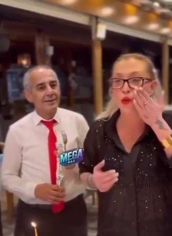 <p>Gazeteci M&uuml;ge Dağıstanlı&rsquo;nın paylaştığı g&ouml;r&uuml;nt&uuml;lerde G&uuml;ll&uuml;&rsquo;n&uuml;n, doğum g&uuml;n&uuml;nde &ccedil;ocukları ve torunu i&ccedil;in dilek tuttuğu g&ouml;r&uuml;ld&uuml;. Pastasını &uuml;flerken, <strong>"Hepinize &ccedil;ok teşekk&uuml;r ediyorum. B&uuml;t&uuml;n sevdiklerimin &ouml;mr&uuml;n&uuml; uzun eyle. Evlatlarıma dilediğim gibi bu veledin de &uuml;niversite kapılarını g&ouml;rmeyi nasip eyle. &Ccedil;ok g&uuml;zel bir doğum g&uuml;n&uuml; pastası"</strong> ifadelerini kullandığı &ouml;ğrenildi.&nbsp;</p>
