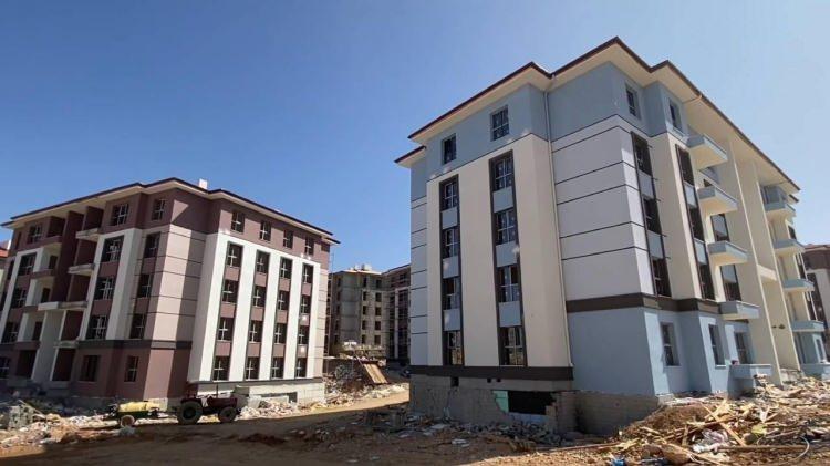 <p>Kentin kuzeyinde, çeşitli yerleşim alanlarının bir araya getirilerek 'Yenişehir' adıyla yeni bir ilçe oluşturulmasına yönelik çalışmaların hız kazandığı ileri sürülüyor.</p>

<p> </p>
