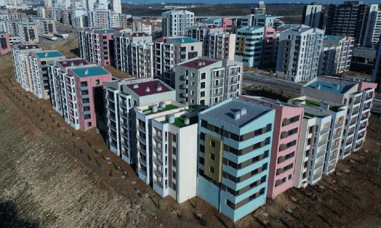 <p>İddialara göre; yeni ilçe, İstanbul Havalimanı’nın da dahil olduğu geniş bir bölgeyi kapsayacak. Arnavutköy, Başakşehir, Bahçeşehir ve Hadımköy çevresinde yer alan ve son yıllarda ciddi gelişim gösteren alanların, tek bir idari çatı altında toplanmasının değerlendirildiği belirtiliyor.</p>
