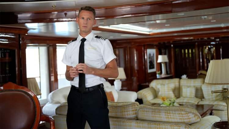 <p><strong>"Below Deck" isimli reality şov ile yıldızı parlayan oyuncu Fraser Olender, ge&ccedil;tiğimiz g&uuml;nlerde yaşadığı sağlık sorunuyla sevenlerini endişendirdi. Şiddetli g&ouml;ğ&uuml;s ağrısı ve nefes darlığı yaşayan &uuml;nl&uuml; isim, apar topar hastaneye kaldırıldı.</strong></p>
