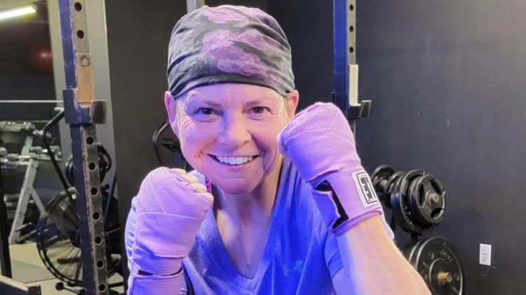 <p><span style="color:#FF0000"><strong>"TAM BİR IŞIKTI..."</strong></span></p>

<p><strong>Acı haberi Davis'in menajeri Jamie Harris, sosyal medya hesabından paylaştığı duygusal sözlerle duyurdu. Harris, paylaşımında şu ifadelere yer verdi:</strong></p>

<p><strong>"Wenne tam anlamıyla bir ışık kaynağıydı. New York’u, oyunculuğu, meslektaşlarını ve en çok da ailesi ile geniş arkadaş çevresini büyük bir aşkla severdi. Onun nazikliği bir davranış değil, karakterinin özüydü."</strong></p>
