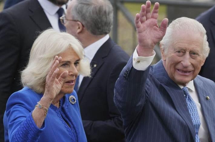 <p>Kral Charles;<strong> "Bug&uuml;n, erken teşhis, etkili m&uuml;dahale ve doktorların talimatlarına uyulması sayesinde, yeni yılda kanser tedavi programımın kısaltılabileceği m&uuml;jdesini sizlerle paylaşmaktan mutluluk duyuyorum"</strong> dedi.</p>
