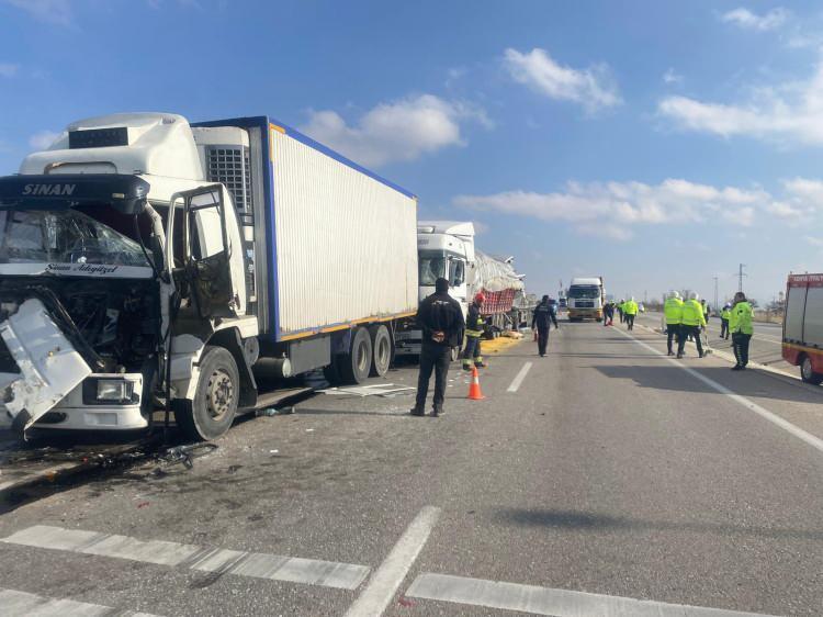 <p>Kazada şof&ouml;rlerden 1'i &ouml;ld&uuml;, 2'si de yaralandı. &Ccedil;evredekilerin ihbarı &uuml;zerine kaza yerine jandarma, polis, sağlık ve itfaiye ekibi sevk edildi. Yaralılar, ambulansla Ilgın Devlet Hastanesi ve Kadınhanı Devlet Hastanesi&rsquo;ne kaldırıldı.&nbsp;</p>

