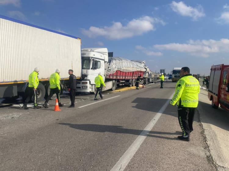 <p>Tırın kabininde sıkışan şof&ouml;r&uuml;n cansız bedeninin &ccedil;ıkarılması i&ccedil;in vin&ccedil;le &ccedil;alışma başlatıldı.&nbsp;</p>

<p>&nbsp;</p>
