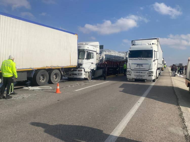 <p><strong><span style="color:rgb(178, 34, 34)">&Ouml;L&Uuml; VE YARALILARIN KİMLİKLERİ BELLİ OLDU</span></strong></p>

<p>Konya'da 4 tırın karıştığı zincirleme kazada &ouml;len s&uuml;r&uuml;c&uuml;n&uuml;n Yusuf Kahriman (24), yaralı s&uuml;r&uuml;c&uuml;lerin de Yasin Doğmuş ve Sinan Adıg&uuml;zel olduğu belirlendi.&nbsp;</p>
