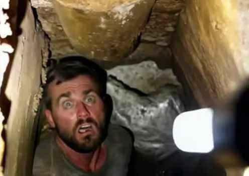 <p><span style="color:#B22222"><strong>HAYAL ETMESİ BİLE ZOR: İŞKENCE YÖNTEMLERİ TAM 1 YIL ÖNCE ORTAYA ÇIKTI</strong></span></p>

<p> </p>

<p>Esed rejiminin devrilmesiyle birlikte, Sednaya Hapishanesi'nden gelen görüntüler, dünya kamuoyunda büyük bir infial oluşturdu. Kadınlar ve çocuklar dahil çok sayıda mahkumun serbest bırakılma anları, uluslararası medyada yaygın biçimde yer aldı.</p>

<p> </p>

<p>Yayınlanan görüntüler, Esed rejiminin insan hakları ihlallerini bir kez daha gözler önüne serdi. Hapishanede yaşananlar, Suriye'deki iç savaşın en karanlık yüzlerinden birini temsil ediyor.</p>
