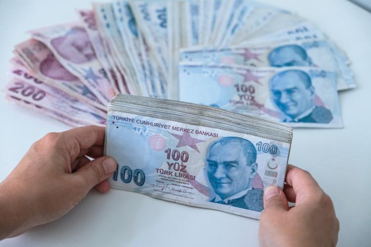 <p>Hazine ve Maliye Bakanı Mehmet Şimşek, yıl sonu enflasyonu için yüzde 31 seviyesini işaret etti. Bu oran baz alındığında, yılın ikinci yarısındaki enflasyon yüzde 12.28 olarak hesaplanıyor. </p>
