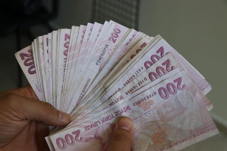 <p>Bu durumda SSK ve BAĞ-KUR emeklileri yüzde 12.28 oranında zam alacak. Memur ve memur emeklileri için ise yüzde 6.93'lük enflasyon farkı ile yüzde 11'lik toplu sözleşme zammı birleşince, toplam zam oranı yüzde 18.7'ye ulaşacak.</p>
