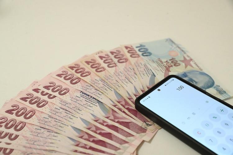 <p><span style="color:#B22222"><strong>1000 TL'LİK SEYYANEN ZAMLA MEMUR MAAŞLARI </strong></span></p>
