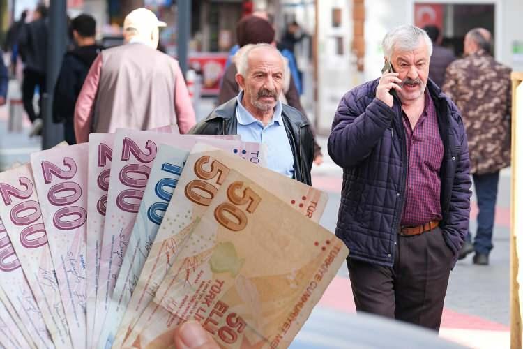 <p><strong>EN D&Uuml;Ş&Uuml;K MEMUR MAAŞI NE KADAR OLACAK?</strong></p>

<p>Bug&uuml;n itibarıyla en d&uuml;ş&uuml;k memur maaşı 50 bin 503 TL, &uuml;niversite mezunu bir memurun maaşı ise 52 bin 617 TL seviyesinde.</p>

<p>Y&uuml;zde 18.7'lik artış ve seyyanen zam birlikte değerlendirildiğinde, en d&uuml;ş&uuml;k memur maaşı 60 bin 947 TL'ye, &uuml;niversite mezunu bir memurun maaşı ise 63 bin 456 TL'ye y&uuml;kselecek.</p>
