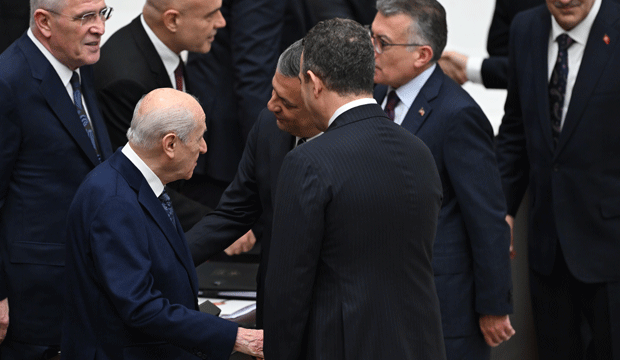 <p><span style="color:#B22222"><strong>BAHÇELİ'NİN YANINA GİTTİ: BİR SÜRE SOHBET ETTİLER</strong></span></p>

<p> </p>

<p>Özgür Özel, MHP Grubu'na da tokalaşmak için gitti. Tokalaşmanın ardından Özel, Bahçeli ile kısa bir sohbet gerçekleştirdi.</p>

<p> </p>
