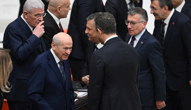 <p>Meclis'e toplantıya katılmak üzere önce MHP Genel Devlet Bahçeli, ardında da CHP Genel Başkanı Özgür Özel geldi.</p>

<p> </p>
