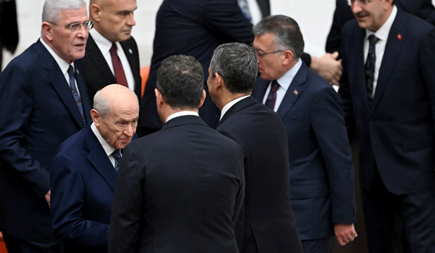 <p><span style="color:#B22222"><strong>DEVLET BAHÇELİ VE ÖZGÜR ÖZEL, GENEL KURUL'DA YERLERİNİ ALDI</strong></span></p>

<p> </p>

<p>Siyasi parti genel başkanları da Meclis Genel Kurulu'nda hazır bulundu. O isimlerden ikisi de CHP Genel Başkanı Özgür Özel ve Devlet Bahçeli'ydi.</p>

<p> </p>
