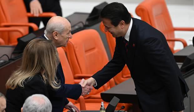 <p>Saadet Partisi Genel Başkanı Mahmut Arıkan da Bahçeli'nin yanına giderek selamlaştı.</p>

<p> </p>
