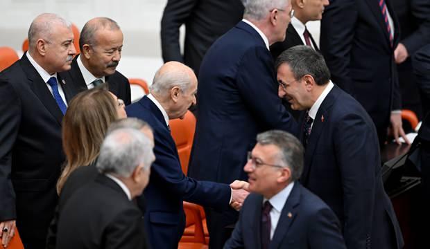 <p>Öte yandan Bahçeli, Genel kurul çalışmalarına katılan Cumhurbaşkanı Yardımcısı Cevdet Yılmaz'la da selamlaştı.</p>

<p> </p>
