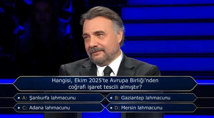 <p><strong>Kısa s&uuml;rede 200.000 TL değerindeki soruyu a&ccedil;tıran T&uuml;rkgil'in karşısına "Hangisi, Ekim 2025'te Avrupa Birliği'nden coğrafi işaret tescili almıştır?" sorusu &ccedil;ıktı.</strong></p>
