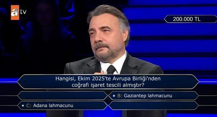 <p><strong>Son kalan joker hakkını kullanma kararı alan yarışmacı, "Yarı Yarıya Joker Hakkı'nı kullandı.&nbsp;Joker hakkının kullanılmasıyla "A" ve "D" se&ccedil;eneklerinin elendi.</strong></p>
