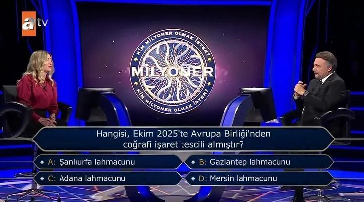 <p><strong>"A- Şanlıurfa lahmacunu", "B- Gaziantep lahmacunu", "C- Adana lahmacunu" ve "D- Mersin lahmacunu" se&ccedil;enekleri arasında kararsız kalan yarışmacı, bir s&uuml;re d&uuml;ş&uuml;nd&uuml;.</strong></p>
