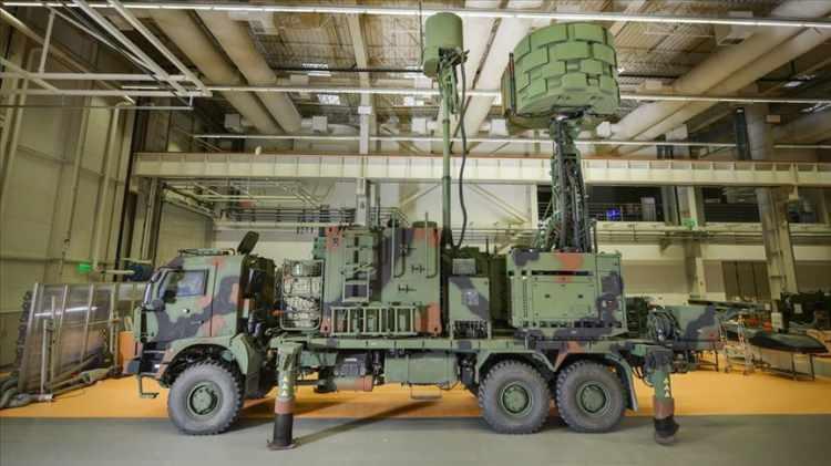 <p>Radarları, iletişim ağlarını ve GPS sinyallerini karıştırarak düşmanı "kör" edebiliyor.</p>
