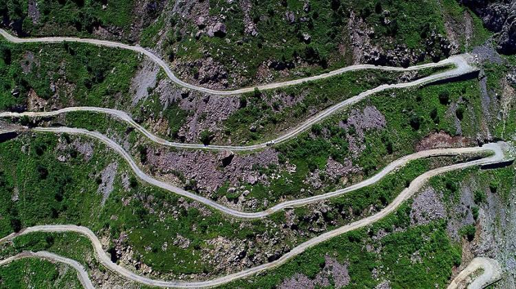 <p><span style="color:#B22222"><strong>17'Sİ DEREBAŞI'NDA OLMAK ÜZERE 38 KESKİN VİRAJ</strong></span></p>

<p>D915 hattında toplam 38 keskin viraj bulunuyor. Ancak yolun en bilinen ve en tehlikeli kısmı, "<strong>Derebaşı Virajları</strong>" olarak adlandırılan 5,1 kilometrelik bölüm.</p>
