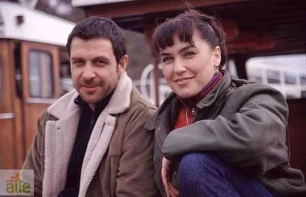 <p><strong>"Deli Yürek", "Gülbeyaz", "Çemberimde Gül Oya"</strong> gibi kült dizilerde canlandırdığı unutulmaz karakterlerle hafızalarımızda iz bırakan ünlü oyuncu <strong>Nejat İşler</strong>, son olarak <strong>"Aile" </strong>dizisiyle karşımıza çıkmıştı.</p>
