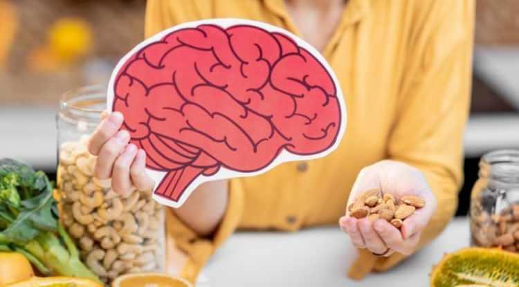 Nörologlar uyarıyor: Beyin sağlığı için 6 popüler besinden uzak durun!