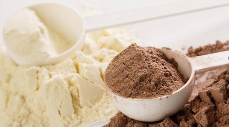 <p><span style="color:#0000CD"><strong>1. PROTEİN TOZU</strong></span></p>

<p><strong>Kimi zaman &ouml;ğ&uuml;n yerine kullanılan kimi zaman da smoothie gibi i&ccedil;eceklere eklenen protein tozu, bu 6 zararlı pop&uuml;ler gıda arasında yer alıyor. Bir&ccedil;ok protein tozunda yapay tatlandırıcı ve ilave şeker bulunduğuna dikkat &ccedil;eken sinirbilimci Friederike Fabritius, bunların bağırsak mikrobiyotasına zarar verdiğini s&ouml;yl&uuml;yor. Bu durumun beyin sağlığını doğrudan etkilediğine dikkat &ccedil;eken Fabritius, "Sinir ileticilerimizin &ccedil;oğu bağırsakta &uuml;retiliyor. Bu nedenle i&ccedil; mikrobiyomumuzdaki bozulmalar beyin sağlığını da etkiliyor." değerlendirmesinde bulunuyor.</strong></p>
