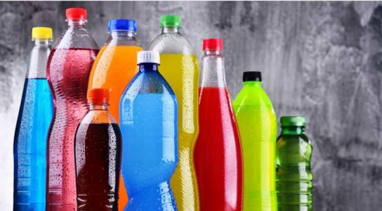 <p><span style="color:#0000CD"><strong>2. GAZLI İ&Ccedil;ECEKLER</strong></span></p>

<p><strong>Y&uuml;ksek oranda ilave şeker (&ouml;zellikle fruktoz), yapay tatlandırıcılar ve asit i&ccedil;eren gazlı i&ccedil;eceklerin zararlarına vurgu yapan N&ouml;rolog Dr. Shaheen Lakhan, gazlı i&ccedil;ecekleri "beyin i&ccedil;in en zararlı gıda maddelerinden biri" olarak tanımlıyor.</strong></p>
