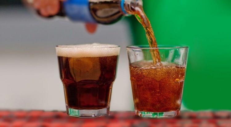 <p><strong>Bu i&ccedil;eceklerin y&uuml;ksek oranda basit şeker i&ccedil;erdiğine işaret eden Lakhan, gazlı i&ccedil;eceklerin beyni besleyen damarları tahrip ettiğini, uzun vadede demans ve inme riskini artırdığını belirtirken; kısa vadede ise beyin iltihabı, huzursuzluk, k&ouml;t&uuml; ruh hali ve uyku bozukluklarına yol a&ccedil;tığını dile getiriyor.</strong></p>
