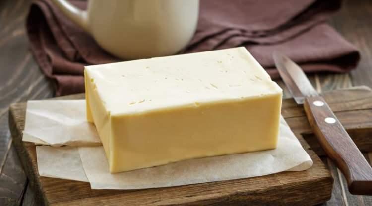 <p><span style="color:#0000CD"><strong>3. MARGARİN</strong></span></p>

<p><strong>Margarinin trans yağ i&ccedil;erdiğini ifade eden NYU Langone Concussion Center&rsquo;dan n&ouml;rolog Dr. Shae Datta, bu besinden mutlaka uzak durulması gerektiğine vurgu yapıyor. Uzman isim, trans yağların kalp-damar sistemine zarar verdiği gibi beyin damarlarına da zarar verdiğini belirtiyor.</strong></p>
