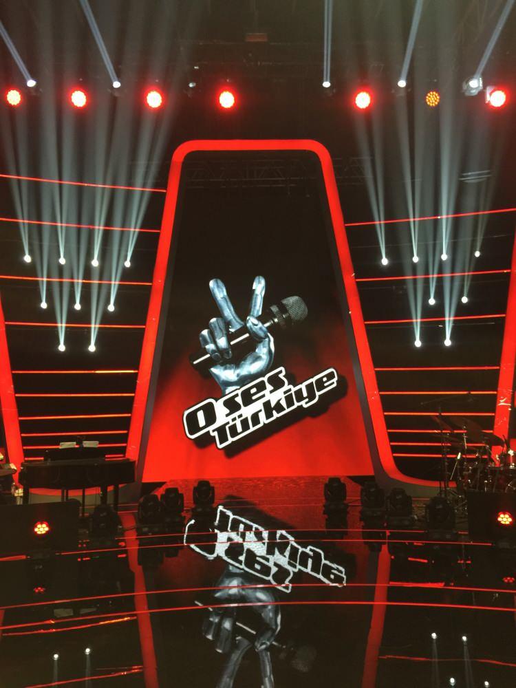 <p>Yılbaşı gecelerinin en &ccedil;ok izlenen programlarından biri olan <strong>O Ses T&uuml;rkiye Yılbaşı &Ouml;zel</strong> b&ouml;l&uuml;m&uuml;, yine g&uuml;&ccedil;l&uuml; bir j&uuml;ri kadrosu ile izleyicilerle buluşacak.&nbsp;</p>
